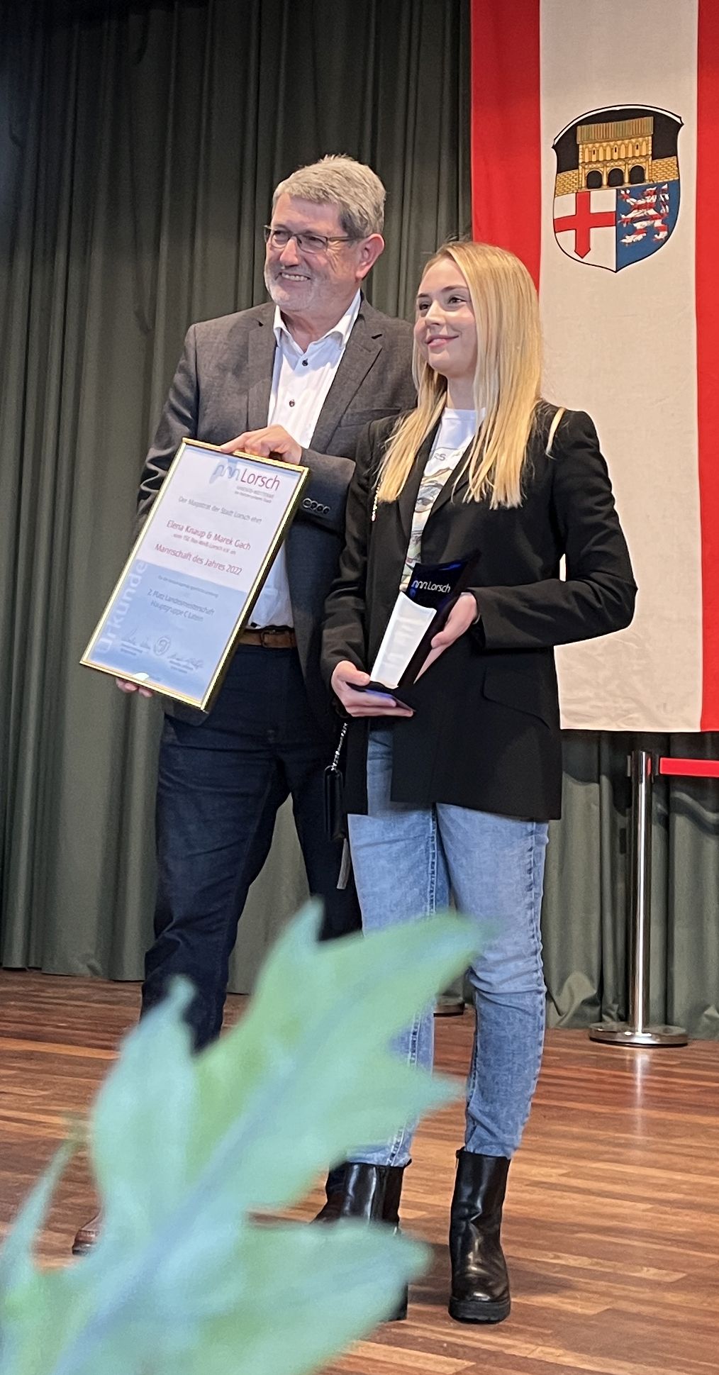 Team des Jahres Marek Gach (beruflich verhindert) und Elena Knaup geehrt von Klaus Schwab (Magistrat) bei der Sportlerehrung 2022 der Stadt Lorsch