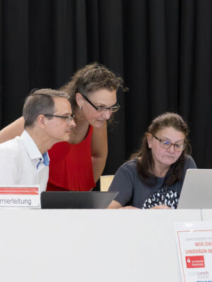Turnierleitung berät (Michael Nimz, Judith Degen, Inge Kolip)