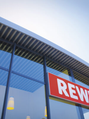 REWE-Logo auf Glasfasade